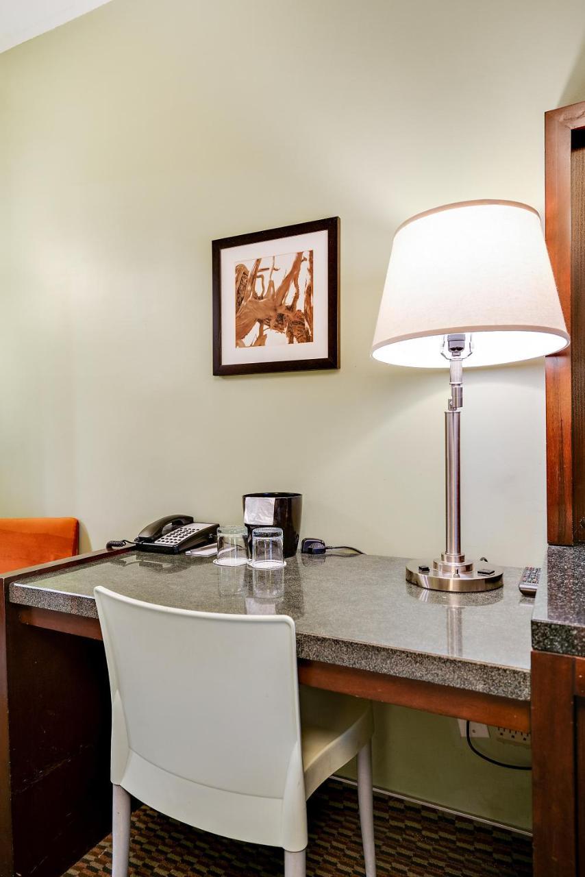 Deluxe Double Queen Room