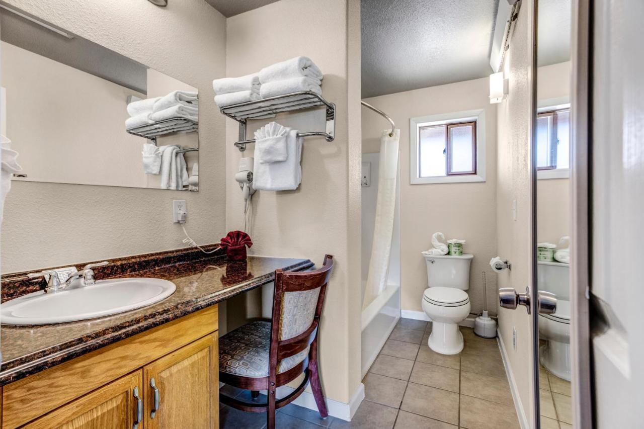 King Suite with Balcony 4