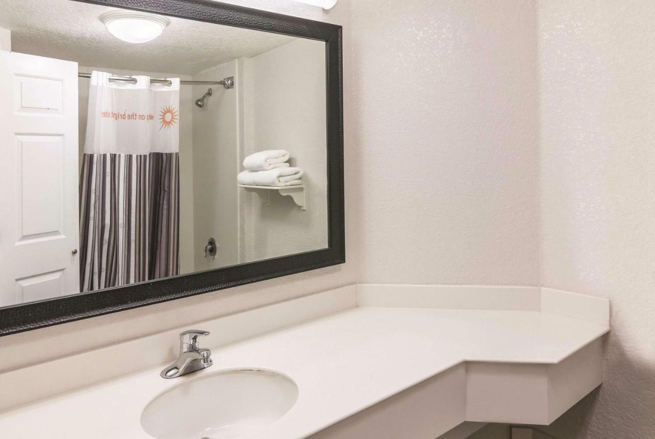 One-Bedroom King Suite - Non-Smoking