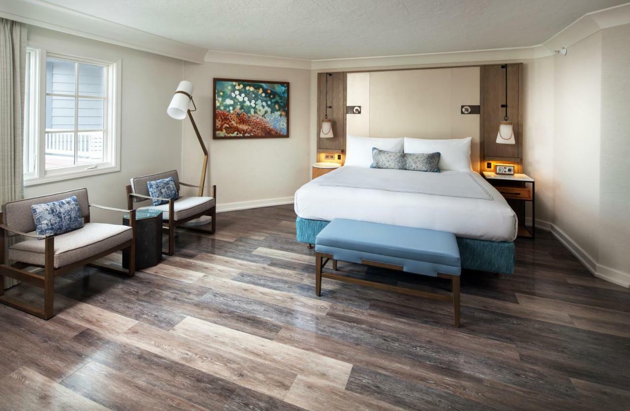 King Room with Adapted Tub, Patio and Pool View - Mobility Accessible