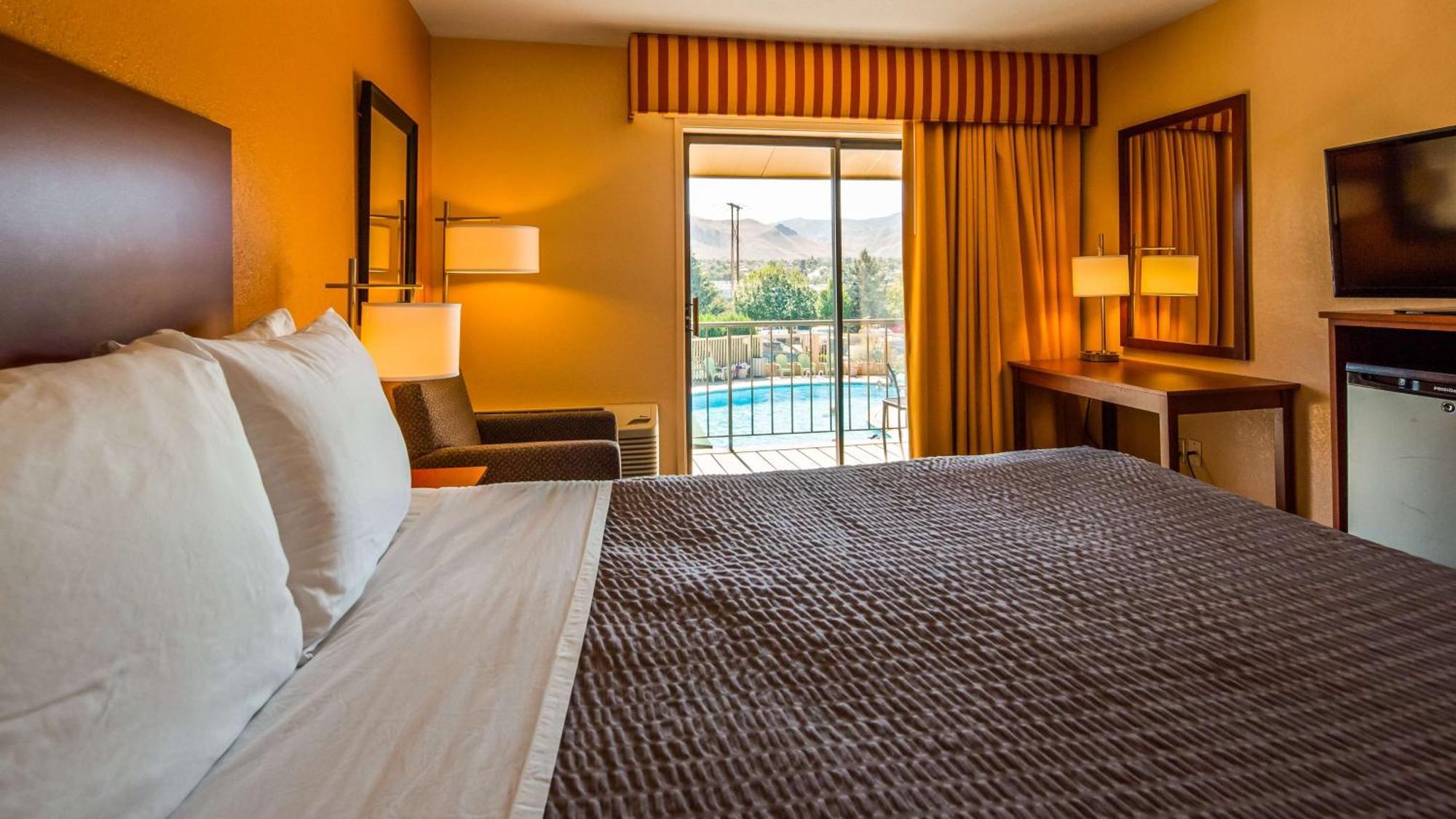 Queen Room Pool View Non-Smoking