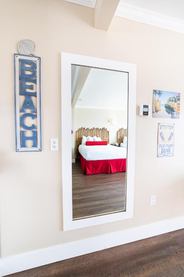 Queen Room with Balcony and kitchen