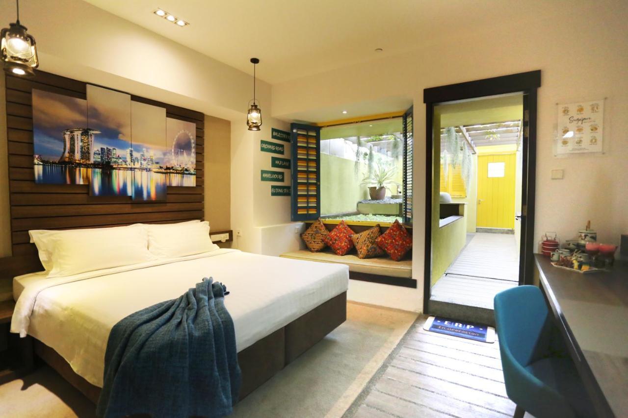 Theme Courtyard Club Room with Lounge Access