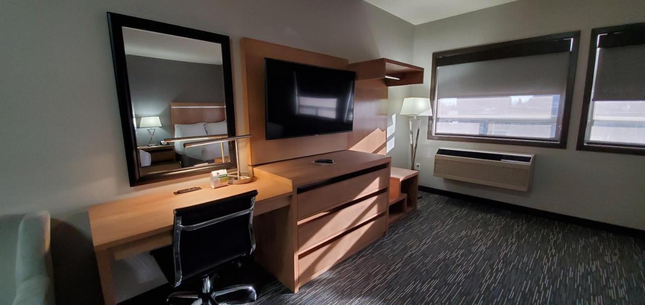 Deluxe Queen Room with Two Queen Beds - Non-Smoking