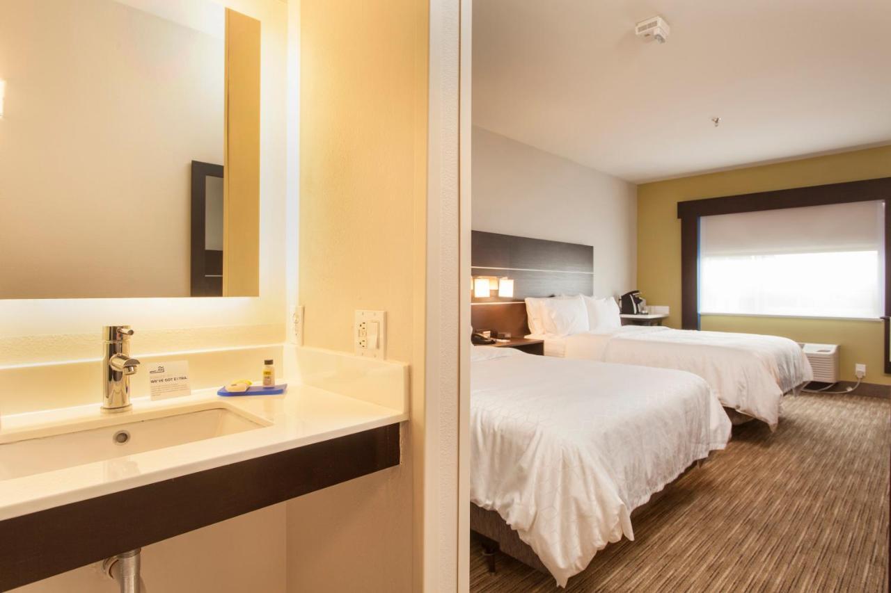 Standard Queen Room with Two Queen Beds and Tub - Communications Accessible