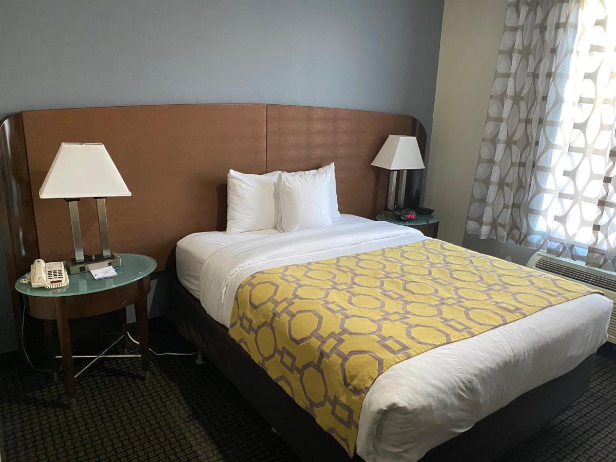 1 Queen Bed, Mobility Accessible Room with Bathtub Grab Bars, Non-Smoking