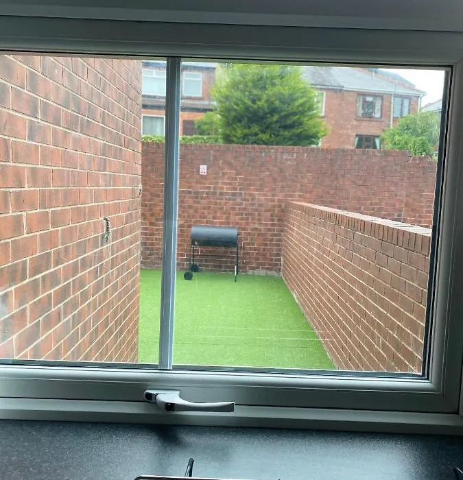 8 Bed 9 Bath Ensuite House With Hot Tub And Free Parking-1