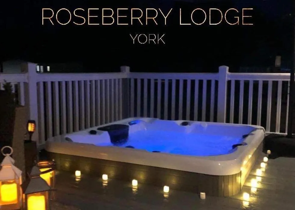 Roseberry Lodge With Hot Tub-1