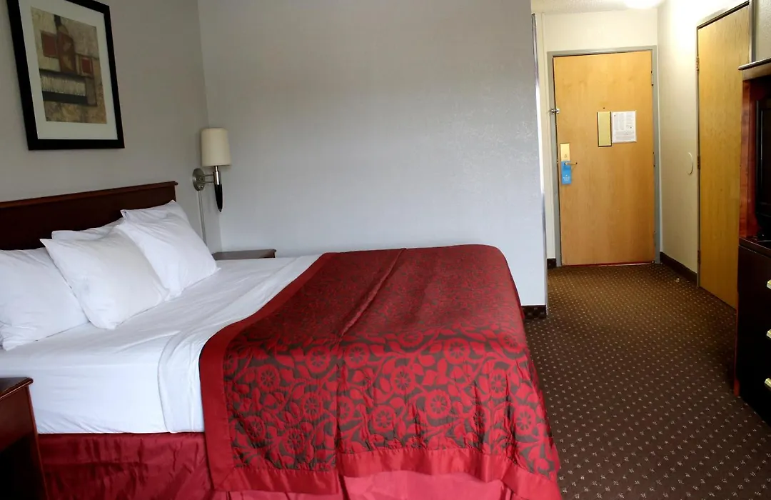 Days Inn & Suites By Wyndham Bloomington/Normal Il-1