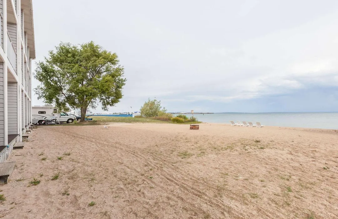 Ramada By Wyndham Mackinaw City Waterfront-1