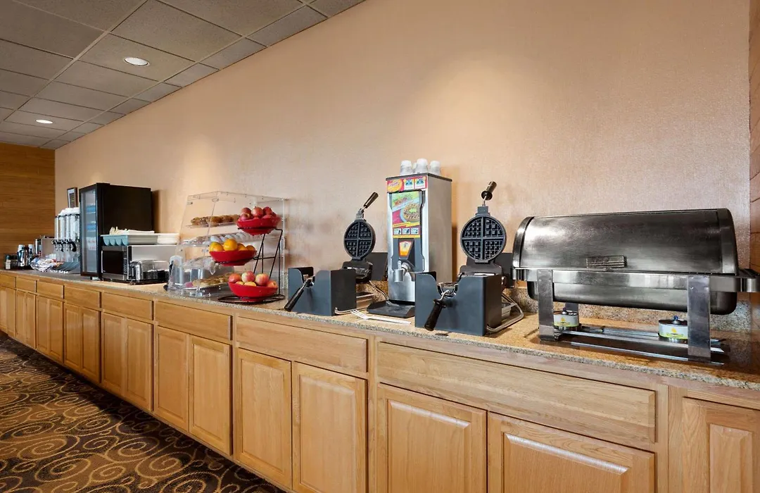 Ramada By Wyndham Bismarck-1