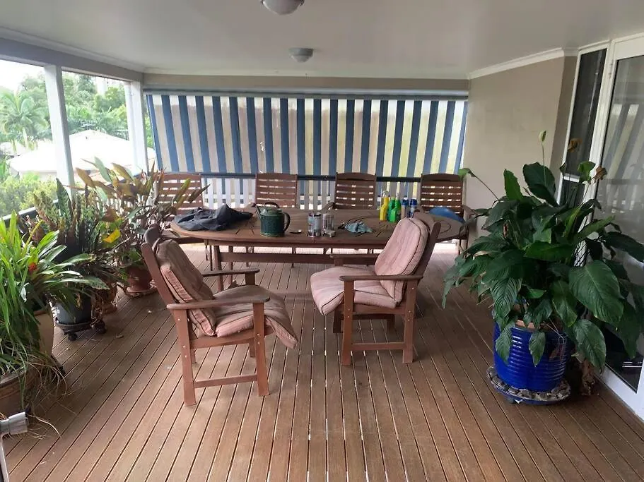 4Br Exec Large House Close To Shops,Train & Buses-1