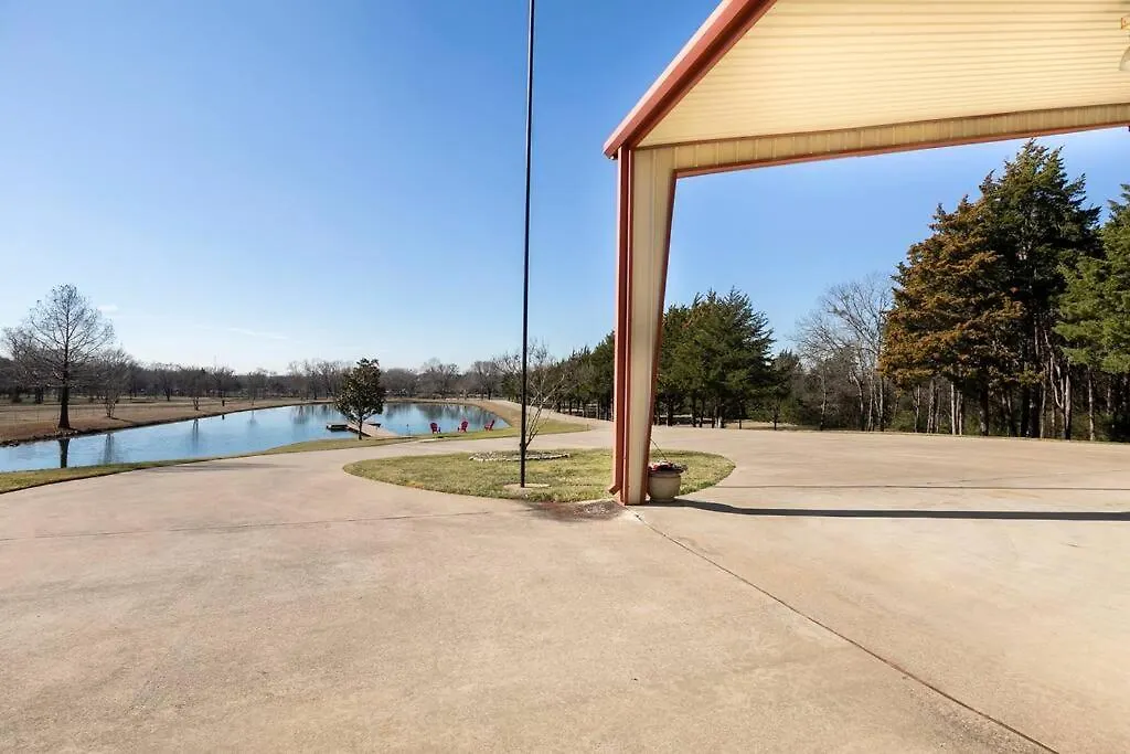Texas Ranch House With 5 Bedroom And Fish Pond-1