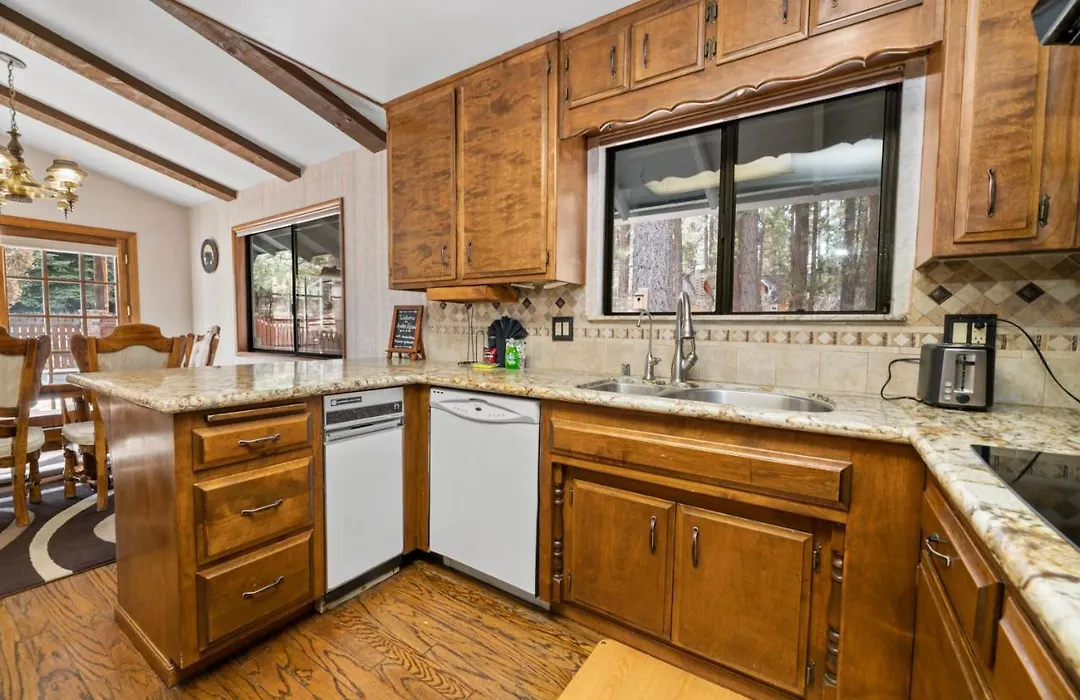 Avalon Retreat - A Well-Furnished Cabin With A Pool Table And A Hot Tub!-1