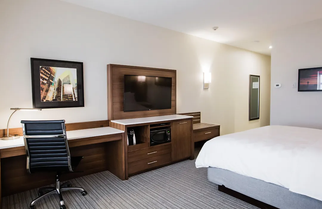 Holiday Inn Hotel & Suites Calgary South - Conference Ctr By Ihg-1