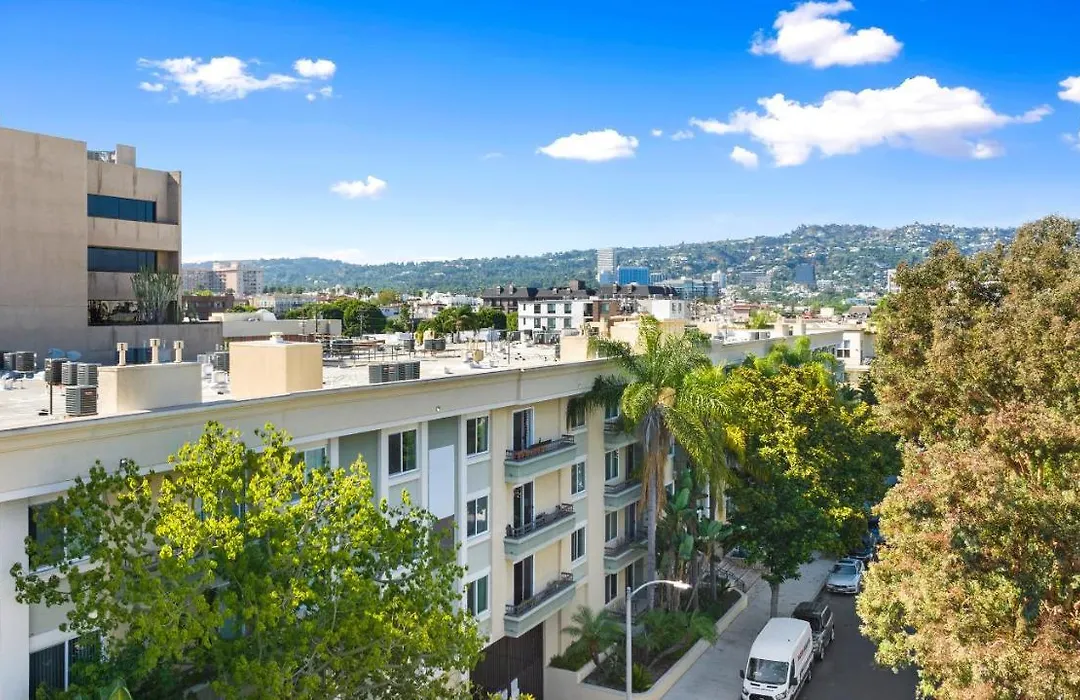 Beverly Hills 2 Bed 2 Bath Penthouse With Den And Parking 414-1
