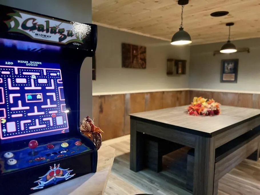 Moonshine Manor-Pets Ok-W/D-Pool Table-Arcade-Hot Tub-1