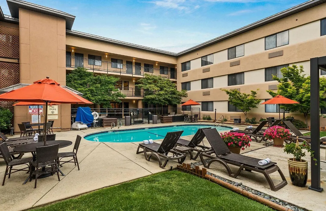Oxford Suites Redding-1