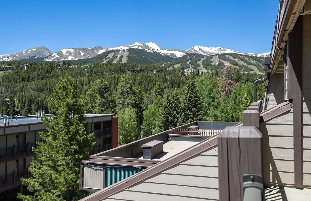 Ski Racquet Club Condo: Fantastic Views, Beautifully Remodeled-1
