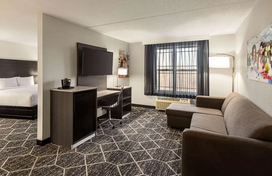 La Quinta Inn & Suites By Wyndham Lake George-1