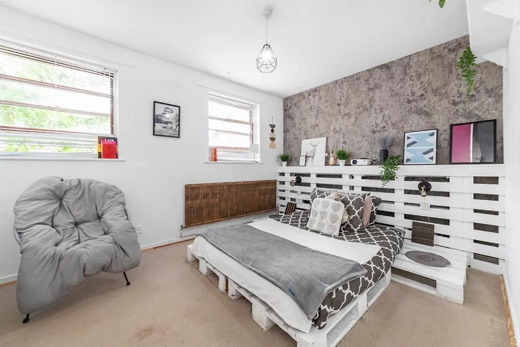 2Bed Garden House W/Hot Tub, Sauna & Cinema Room-1