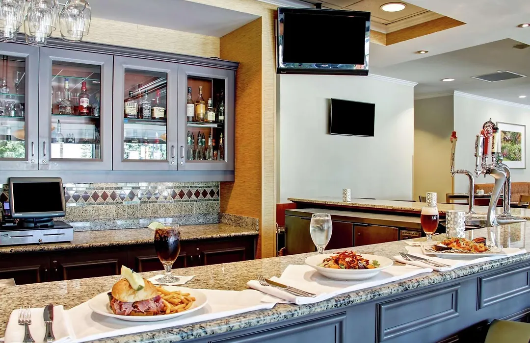 Hilton Garden Inn Ottawa Airport-1