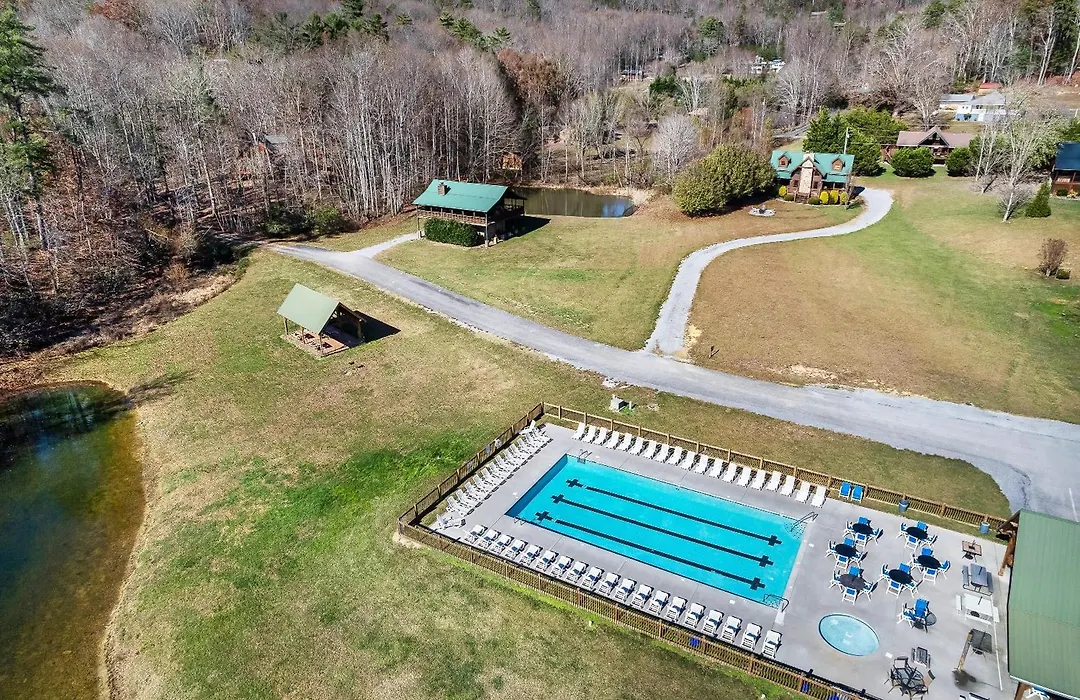 Spectacular Mtns Views With Private Hot Tub With Pool Table And Private Pond-1