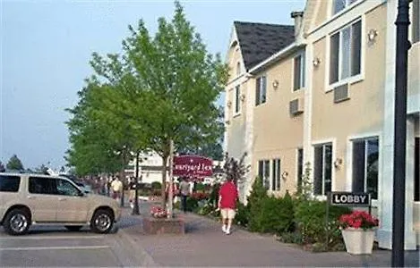 Court Plaza Inn & Suites Of Mackinaw-1
