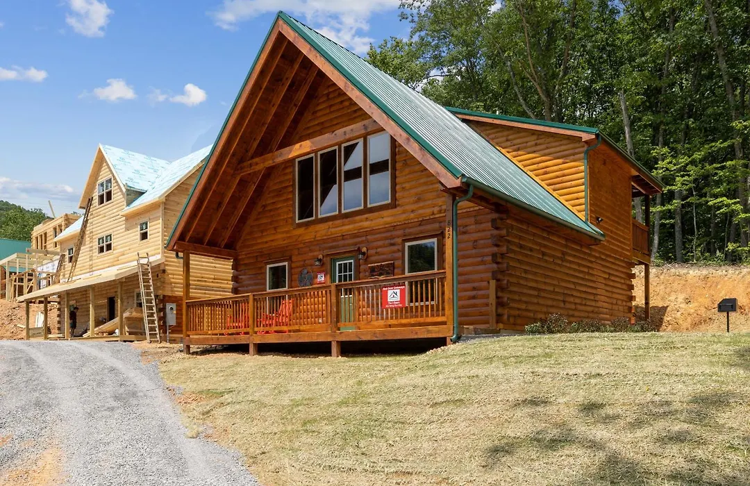 The 3 Bears Is A Newly Built 3 Bedroom Cabin Only 3 Minutes From The Parkway!-1