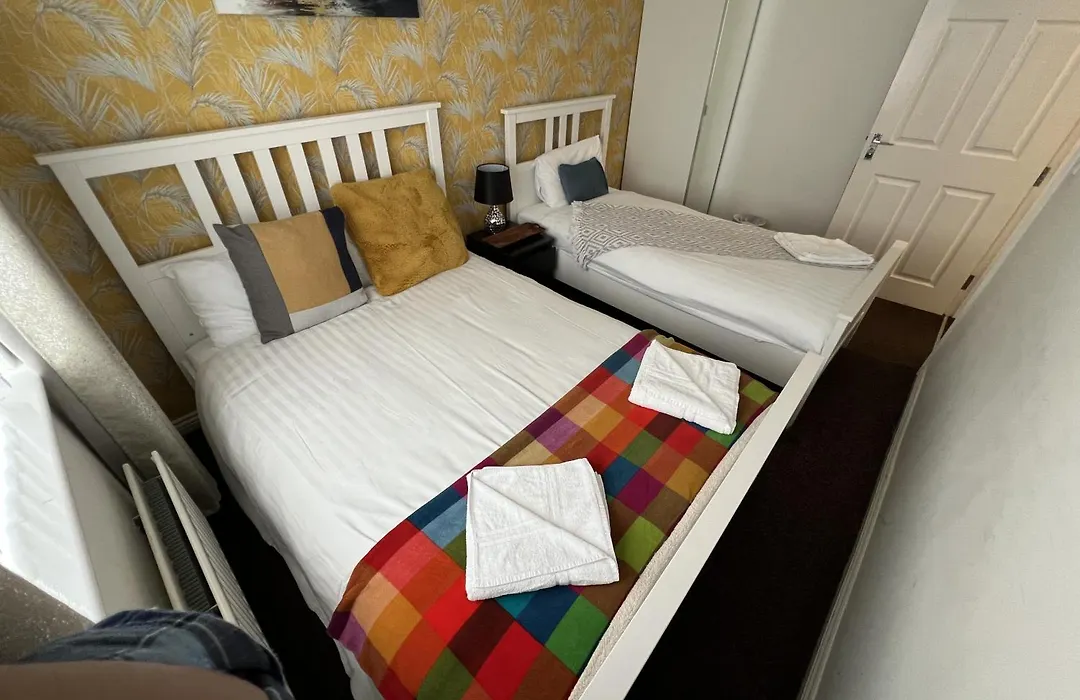 Numero Uno Detached Aparthouse 7 Bedroom Hot Tub Wifi Parking Contractors And Group Friendly-1
