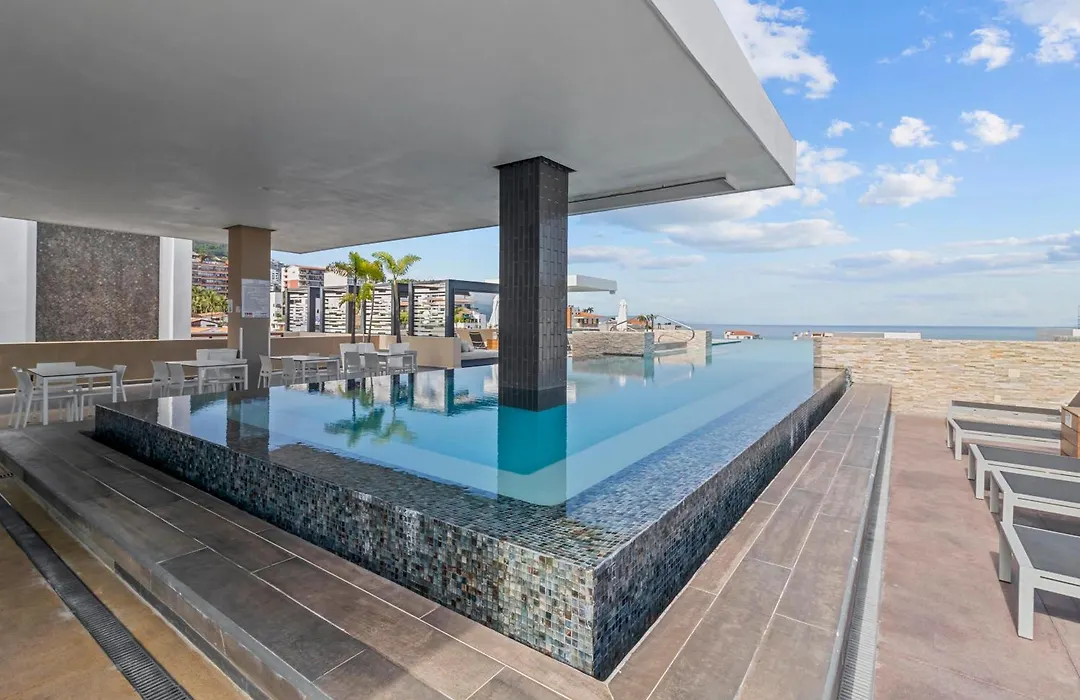 Rooftop Pool, Bar And Gym, Romantic Zone Stay-1
