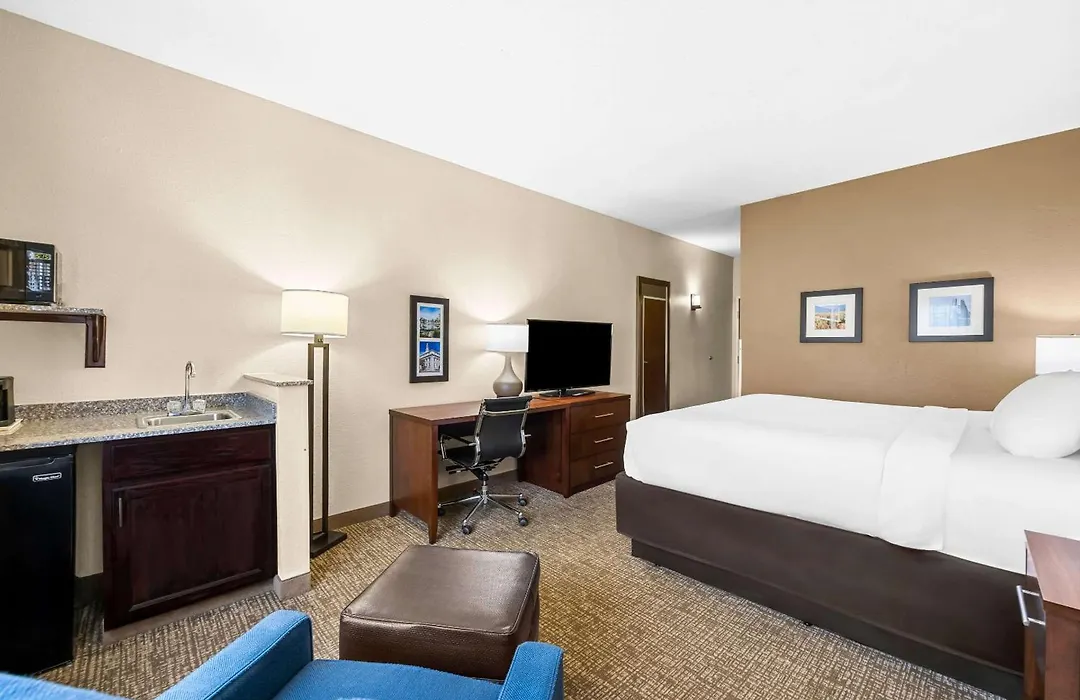Comfort Inn & Suites Pueblo-1