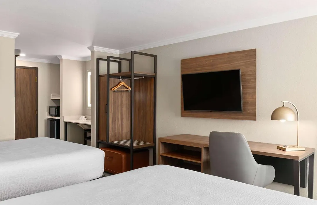 La Quinta Inn & Suites By Wyndham Yakima Downtown-1