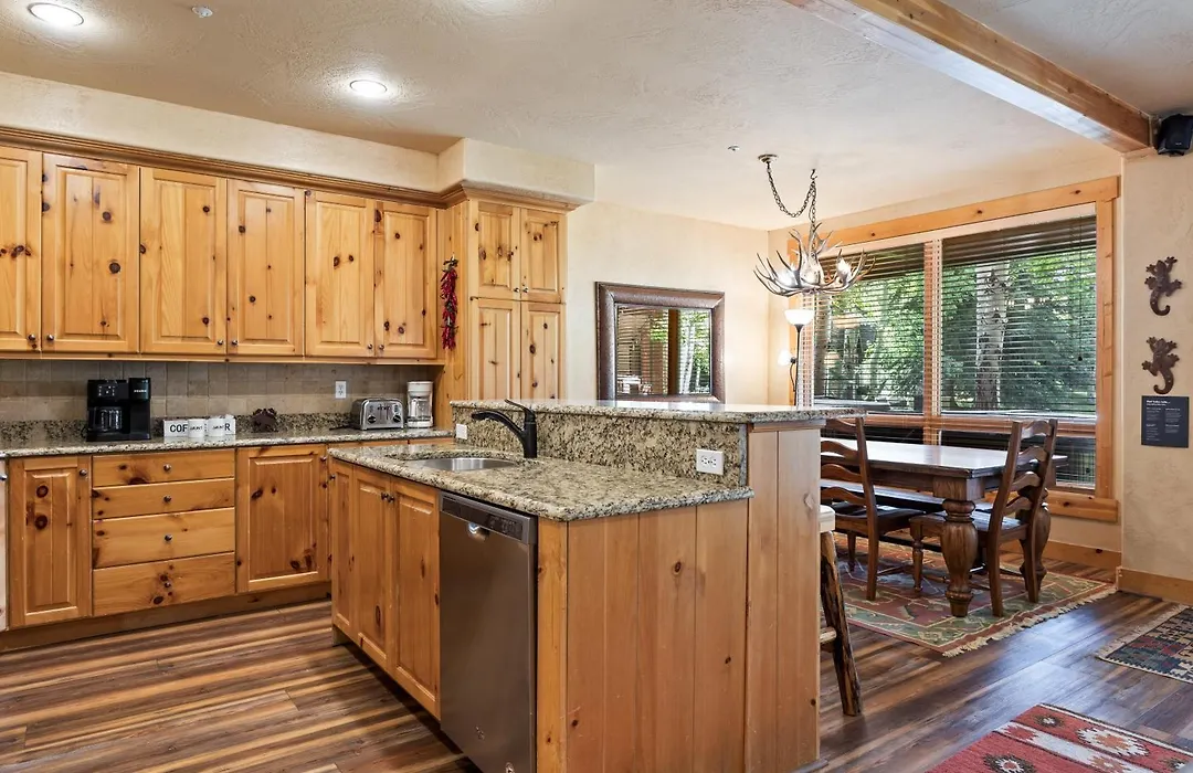 Glenfiddich Condo, Deer Valley Resort, Cozy Interiors, Private Patio, Private Hot Tub, Stunning View-1