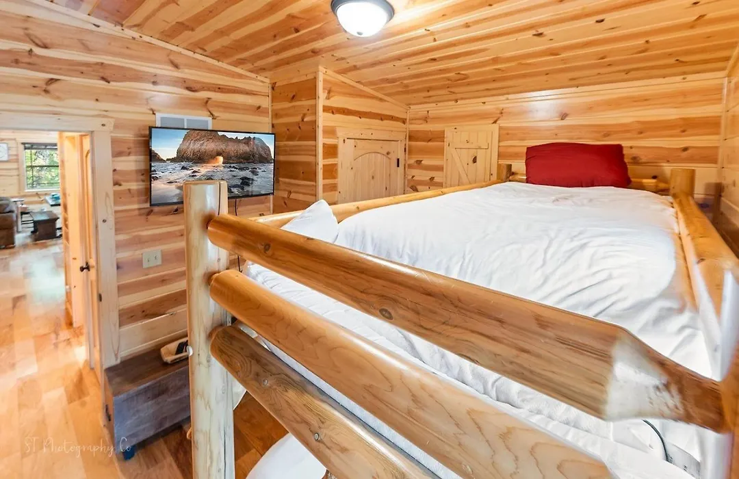 Foxes' Den Cabin With Private Hot Tub-1