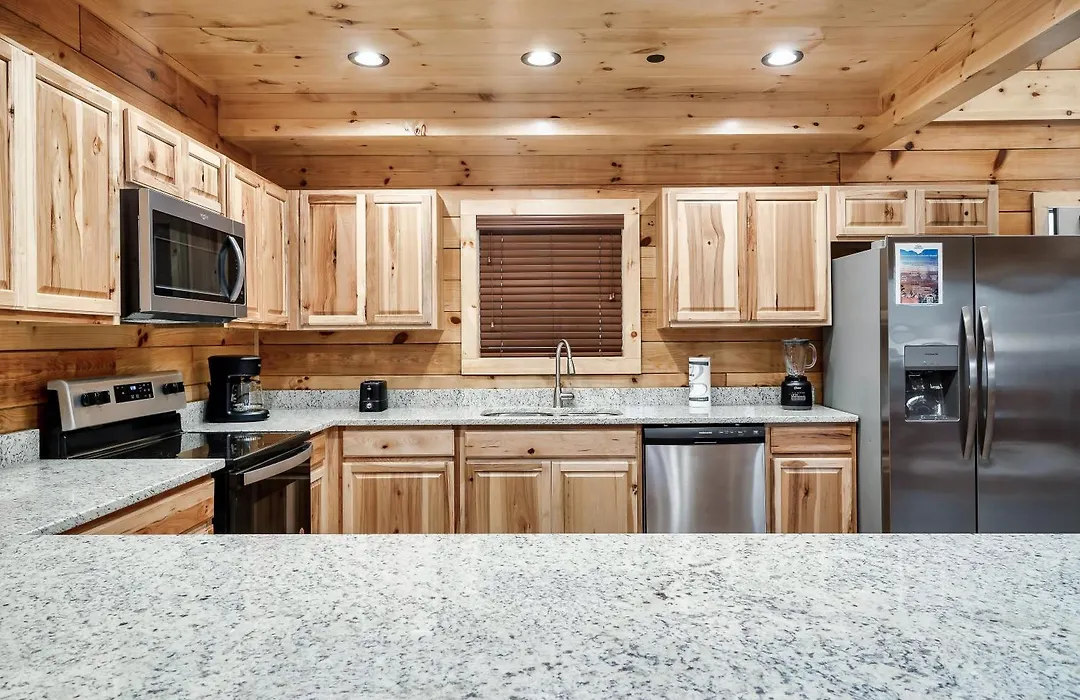 Happy Bear Lodge - 1 Mile To Parkway - Hot Tub, Pool Table & Theater!-1