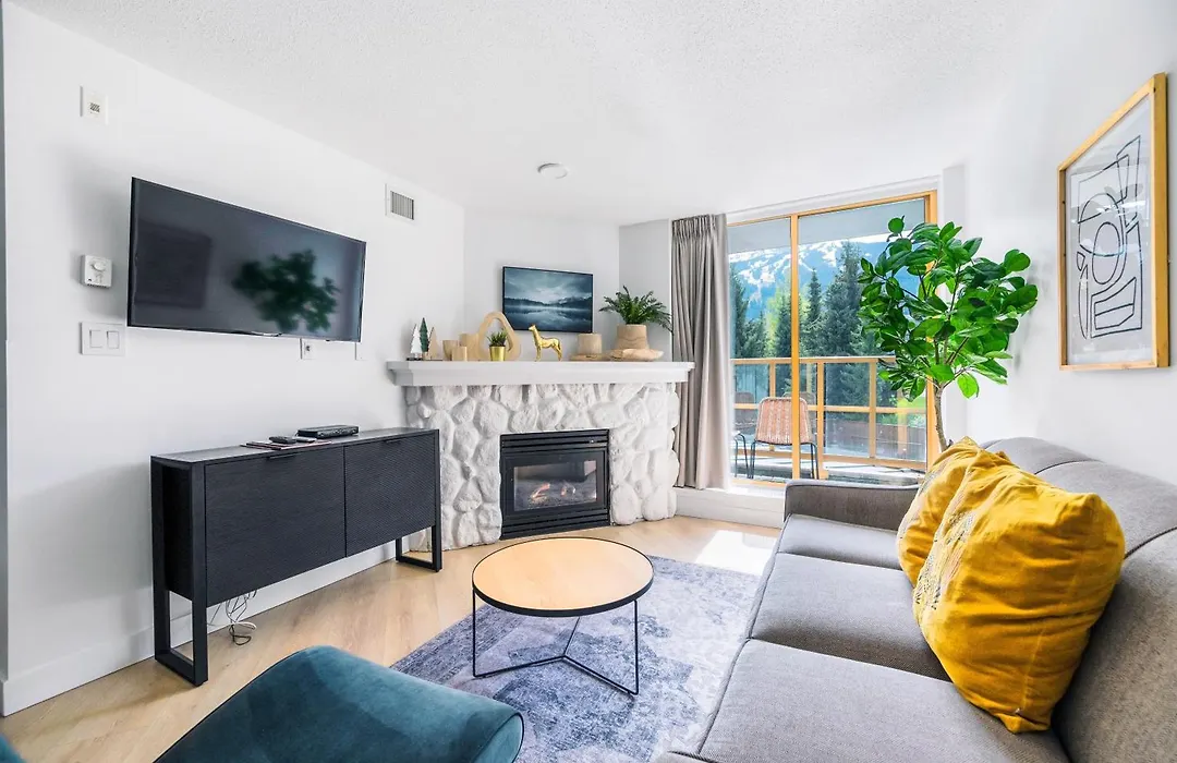 A Fully Renovated Condo Near Village Centre With Mt View And Close To Lift In Cascade Lodge-1