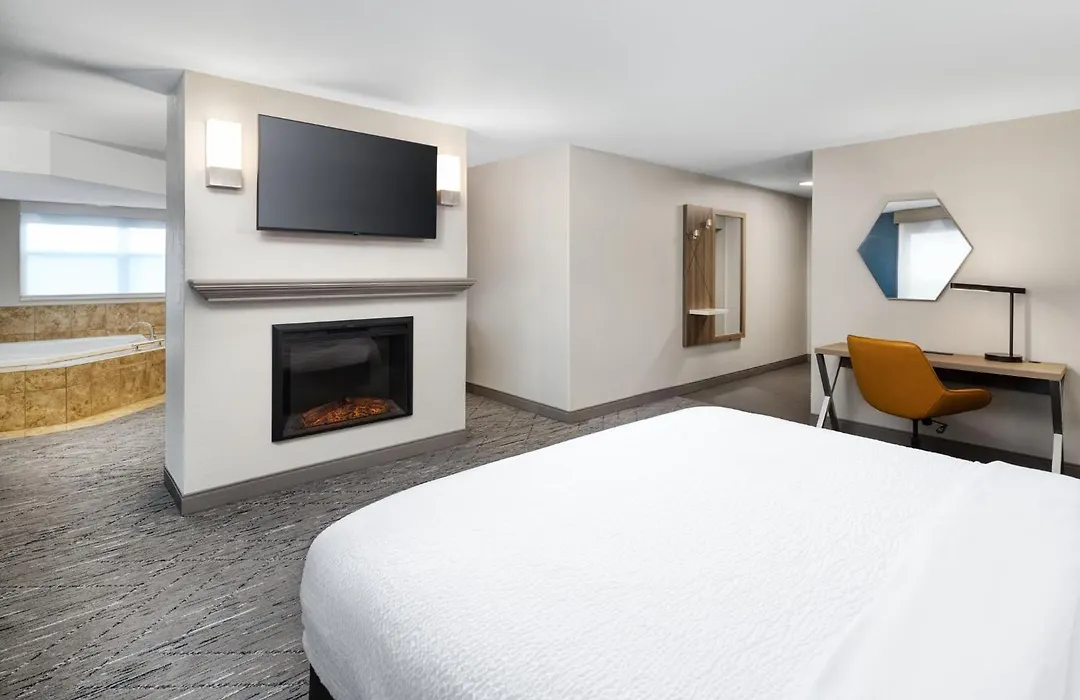 Holiday Inn Express & Suites - Green Bay East By Ihg-1