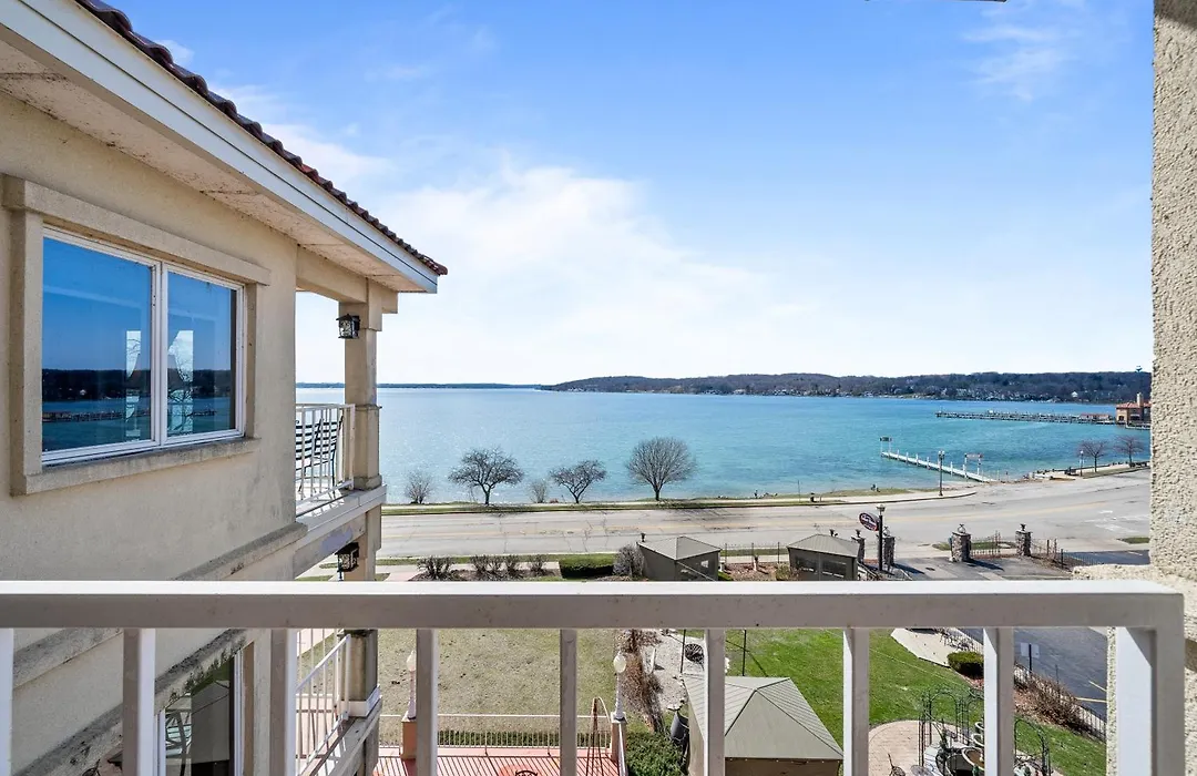 Bella Vista Suites Lake Geneva-1