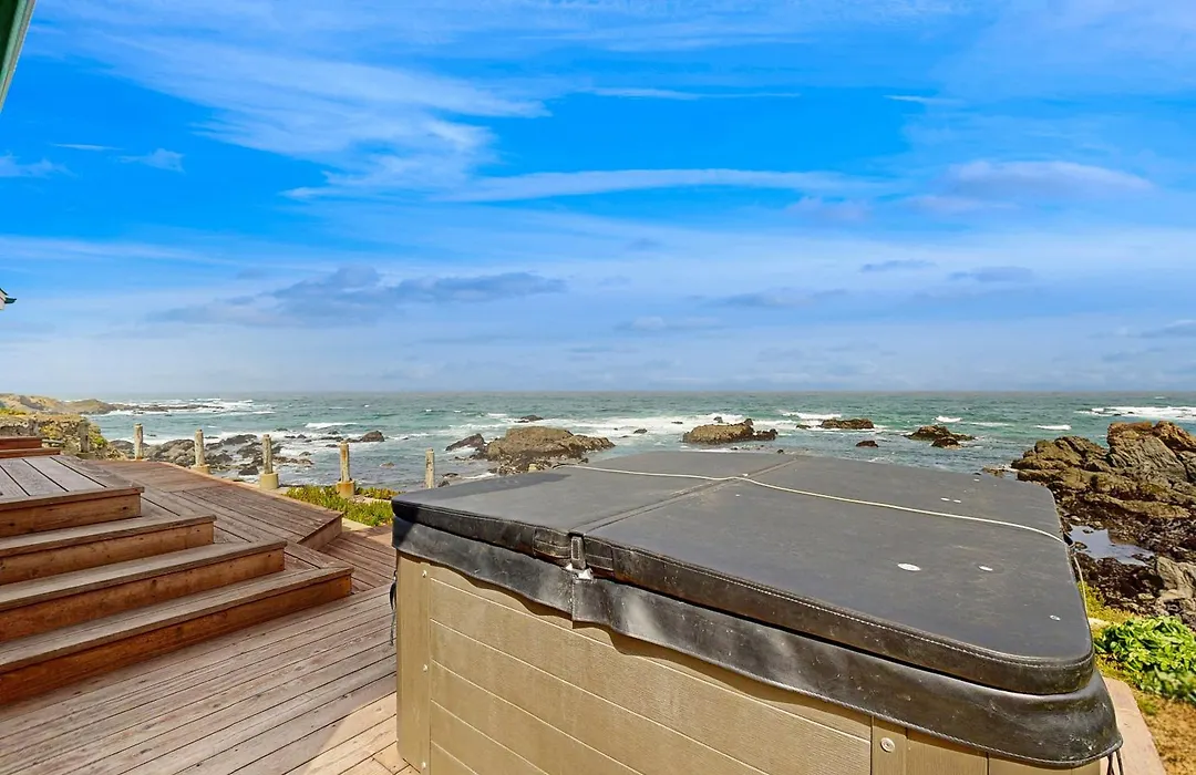 Relaxing Oceanfront Retreat With Hot Tub-1
