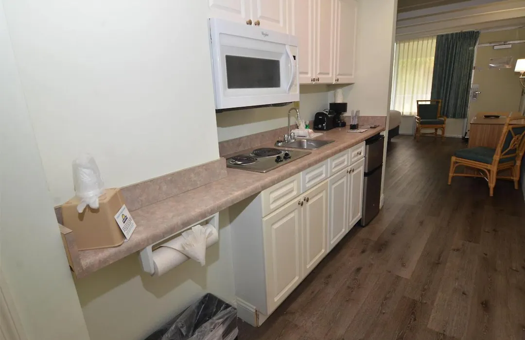 Days Inn & Suites By Wyndham Jekyll Island-1