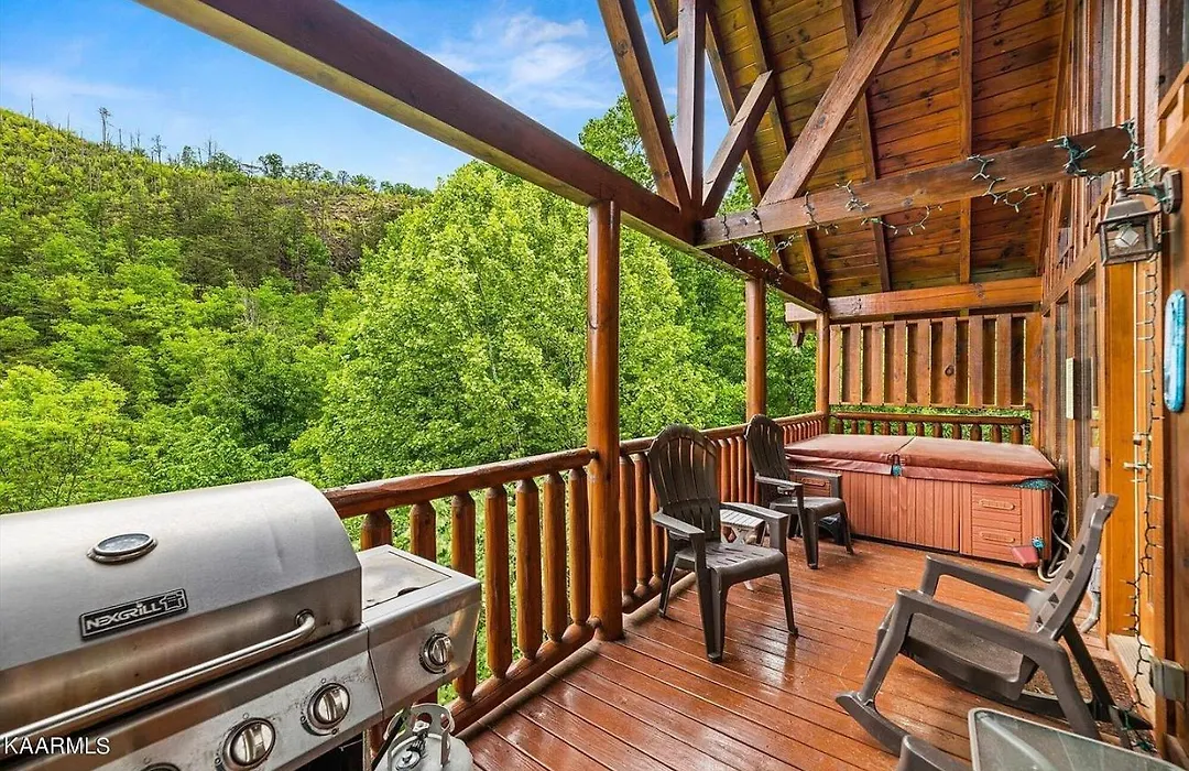 Cubby Bear Smoky Mountain Cabin - Summer Specials!-1