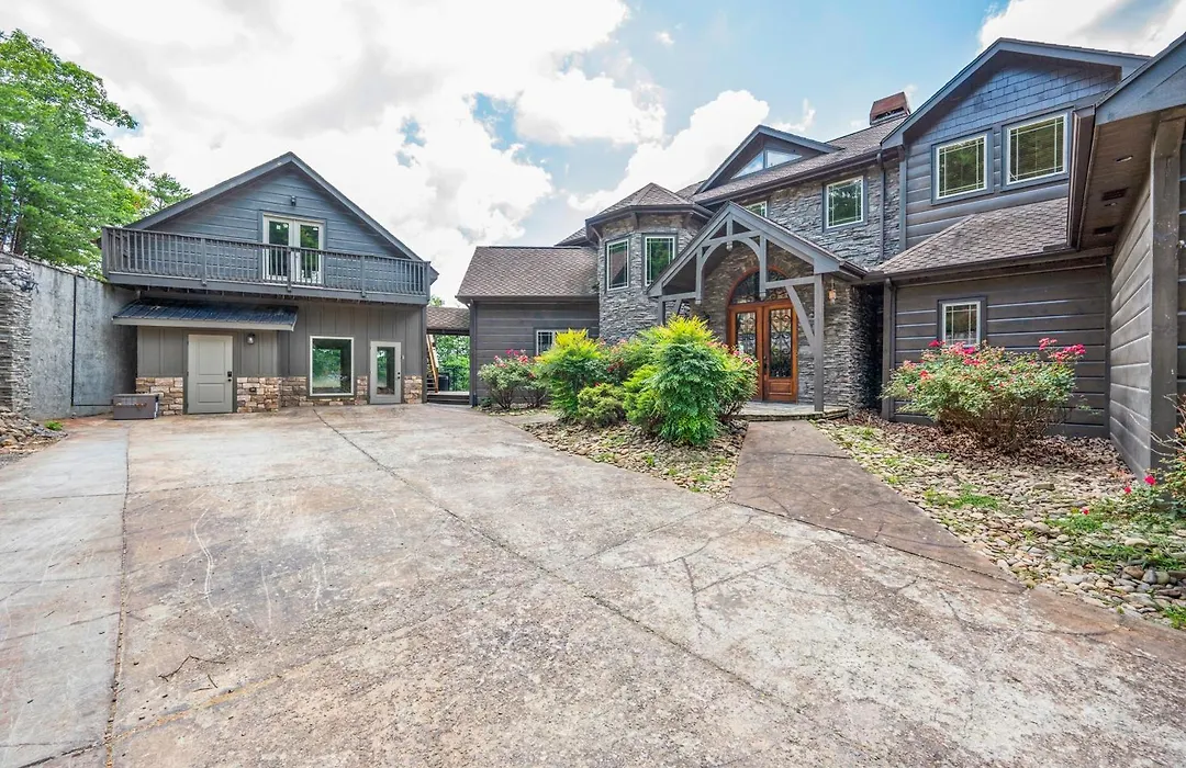 The King Of The Mountain - 6617 Sq Ft Sleeps 22 Amazing Mountain Views, Private Indoor Pool-1