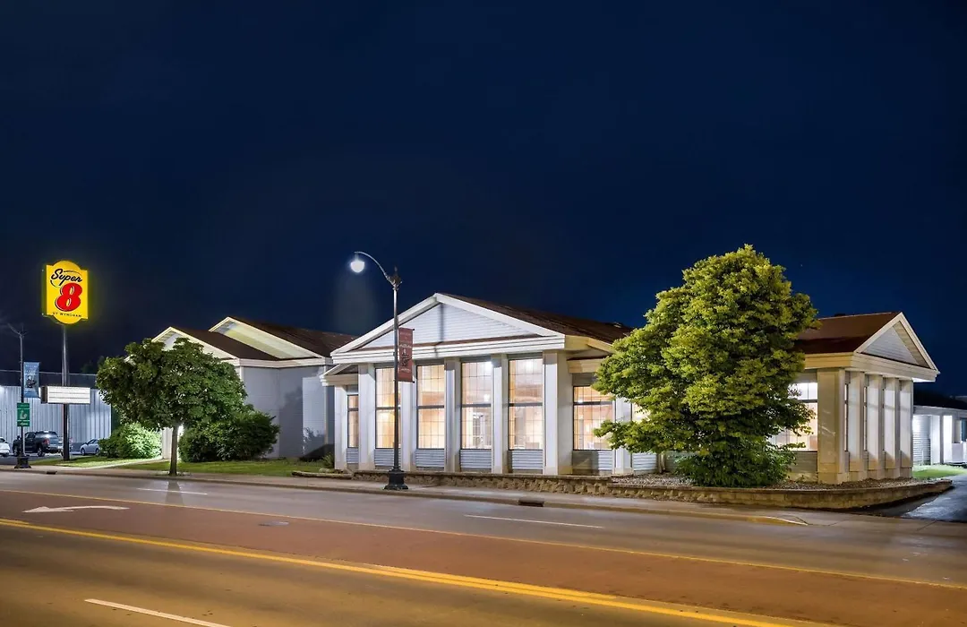 Super 8 By Wyndham La Crosse-1