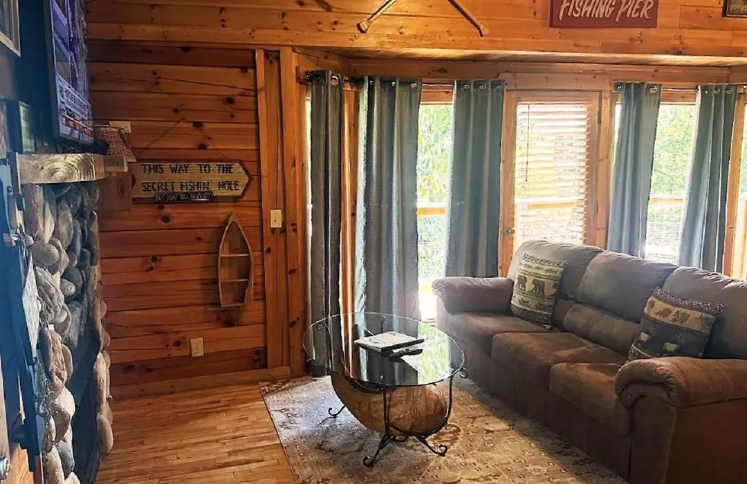 Free Tickets & Easy Parkway Access - Skinny Dippin'-Cozy Riverfront Log Cabin-Dogs Ok Wfee-1