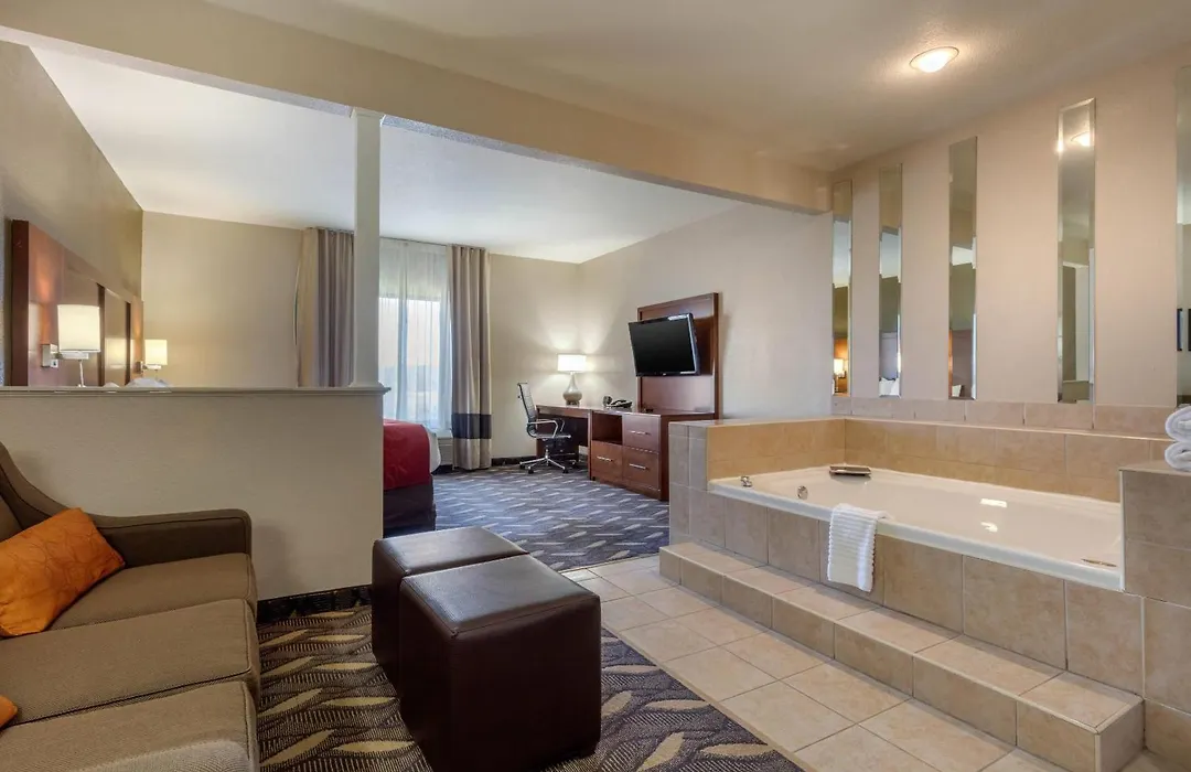 Comfort Suites Rolla-1