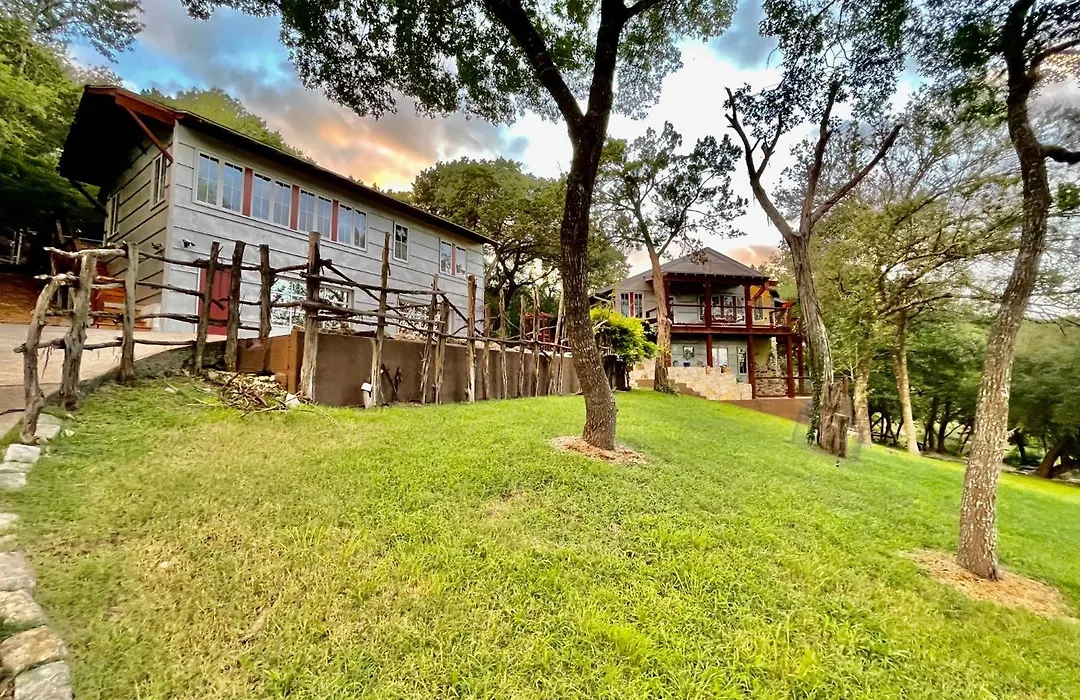 The Rivery Retreat, Choose From Luxury Guesthouse Cabin Or Poolside Suite In Lake Austin Hill Country-1