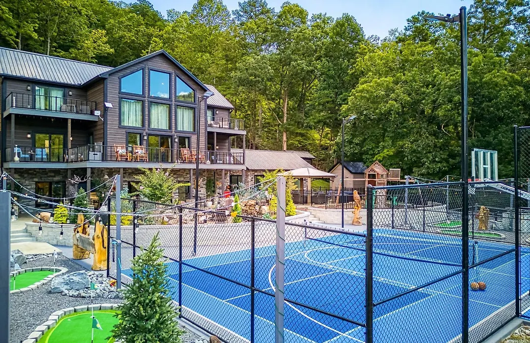 Alpine Splash - Luxury - Private Indoor Pool, Theatergaming, Large Yard, Pond, Basketball Court!!!-1