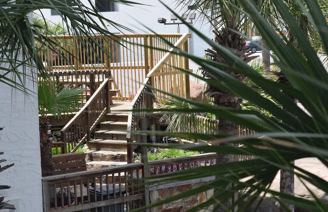 Days Inn By Wyndham Panama City Beach Beachfront Resort-1