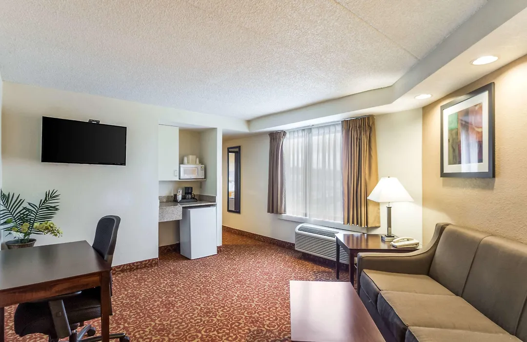 Quality Suites Milwaukee Airport-1